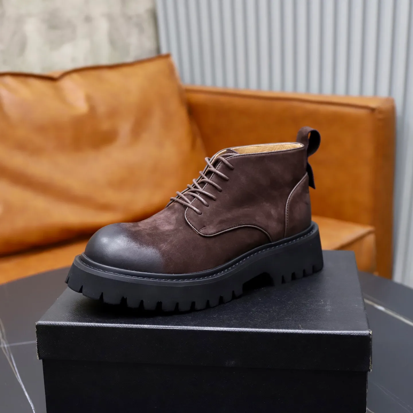 Men's shoes: 580💰🙅‍♂️🙅‍♂️🙅‍♂️ Brand: PRADA Standard code: 38-44 (45 customized) Grade: Same as the official website Material: Original high-grade high-mercerized light Comfortable and breathable pigskin lining Non-slip soft wear-resistant outsole Style category: Men's fashionable casual boots Distinguished luxury brand elements Top luxury Color: actual picture color